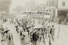 他只说：She is my friend