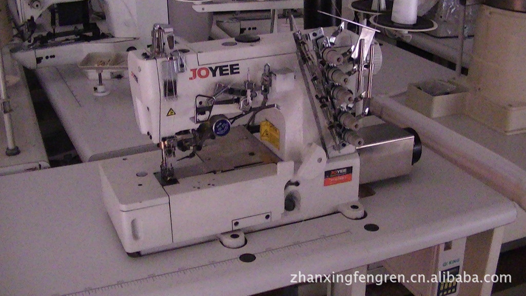 从而使得布料获得输送的动力