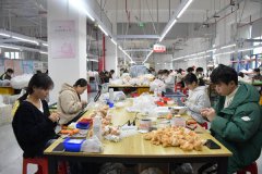 <b>在广西织彩服饰有限公司的“黑灯工厂”里</b>