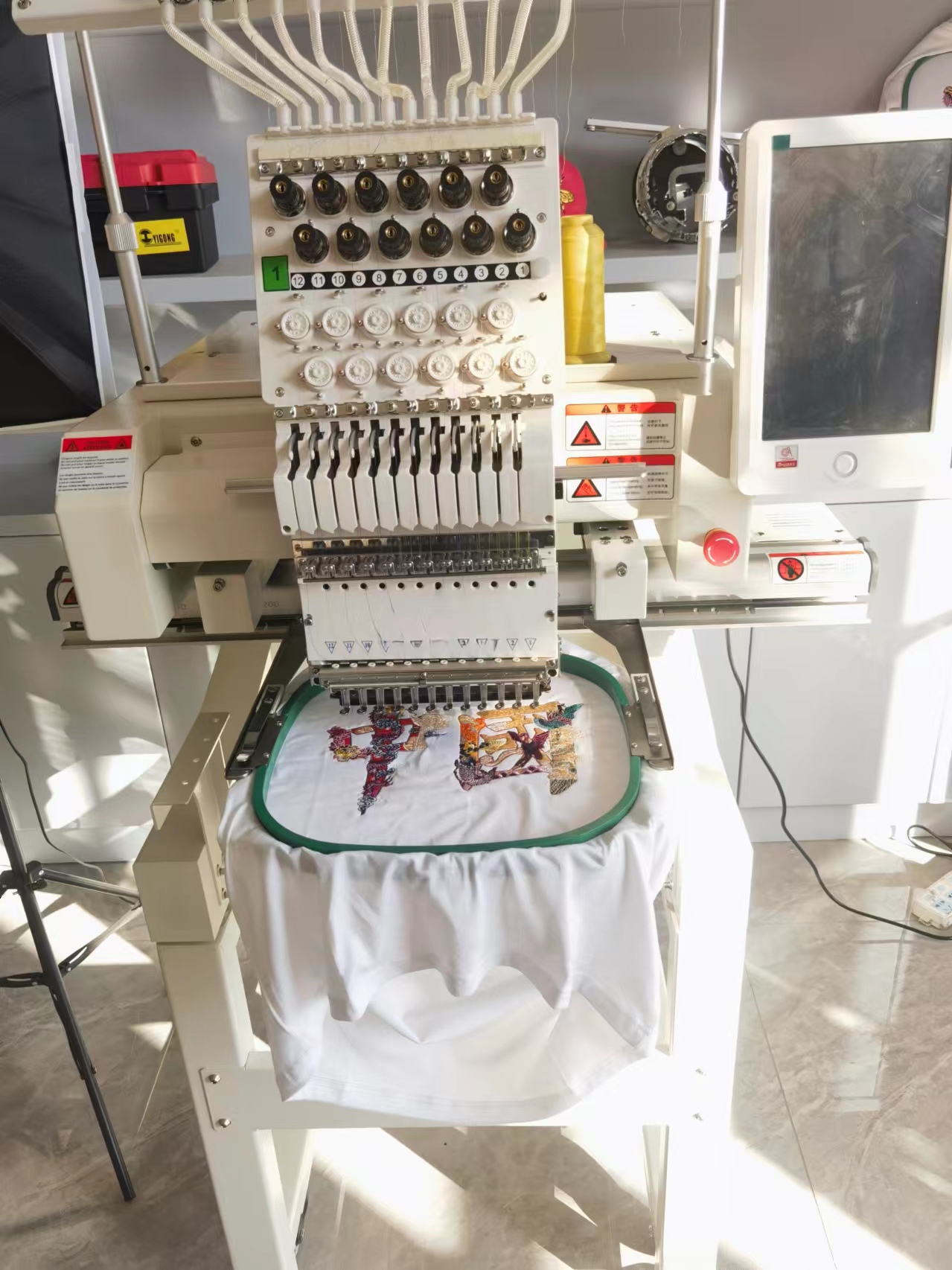 义工们在厨房内忙碌