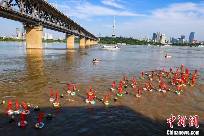 武汉渡江节延期至8月8日中外选手挑战长江天堑