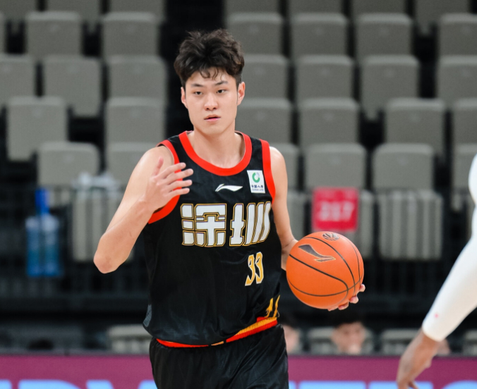 深圳新星王浩然32分创生涯纪录率队大胜卫冕冠军