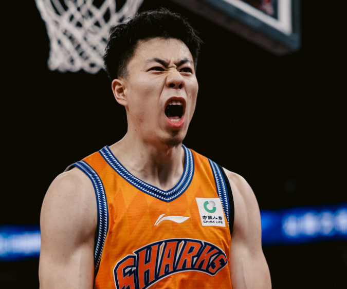 深圳新星王浩然32分创生涯纪录率队大胜卫冕冠军